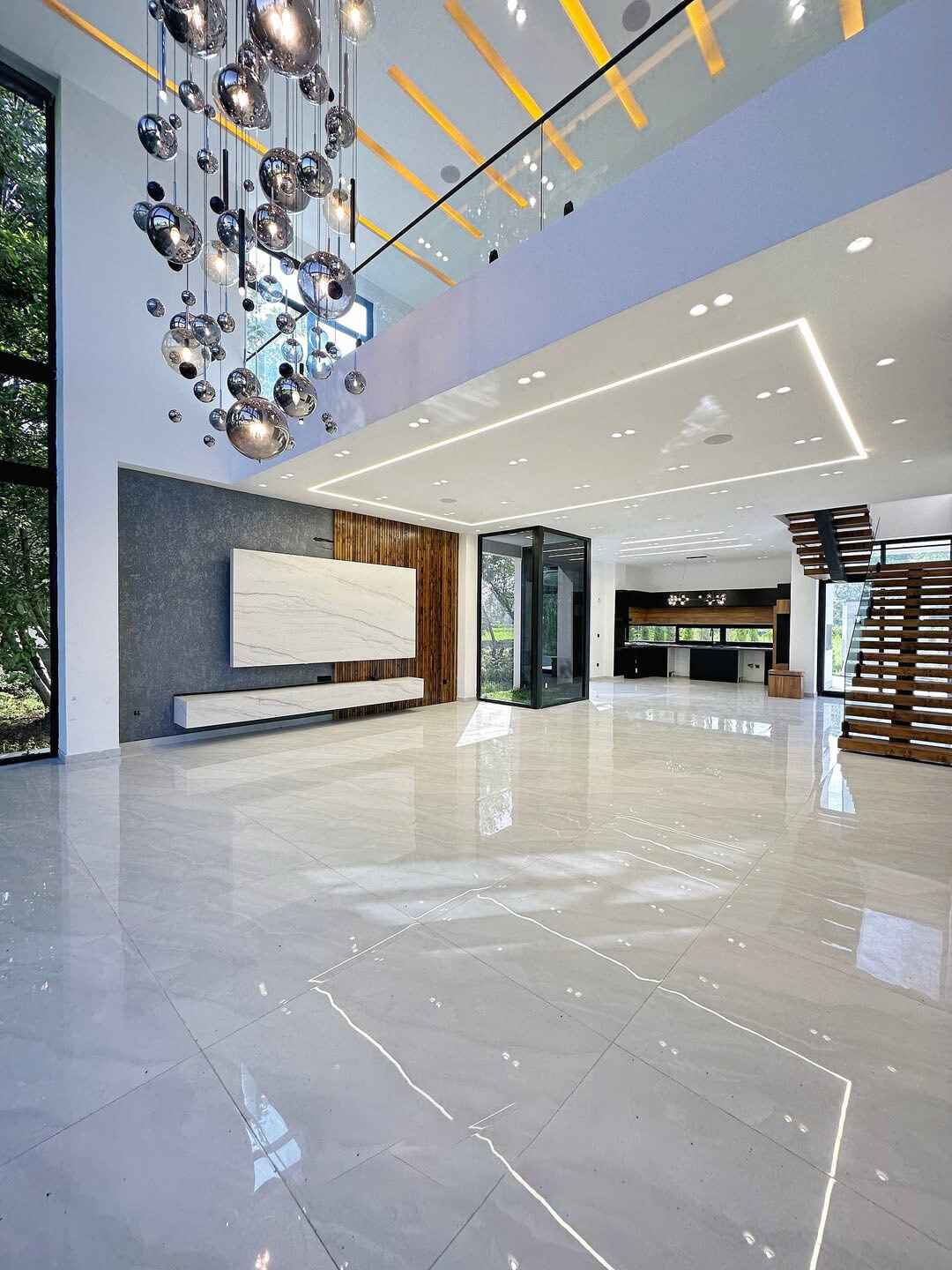 انتخاب یک عکس یا فریم یک ویدیو از ویلای بدون مبلمان